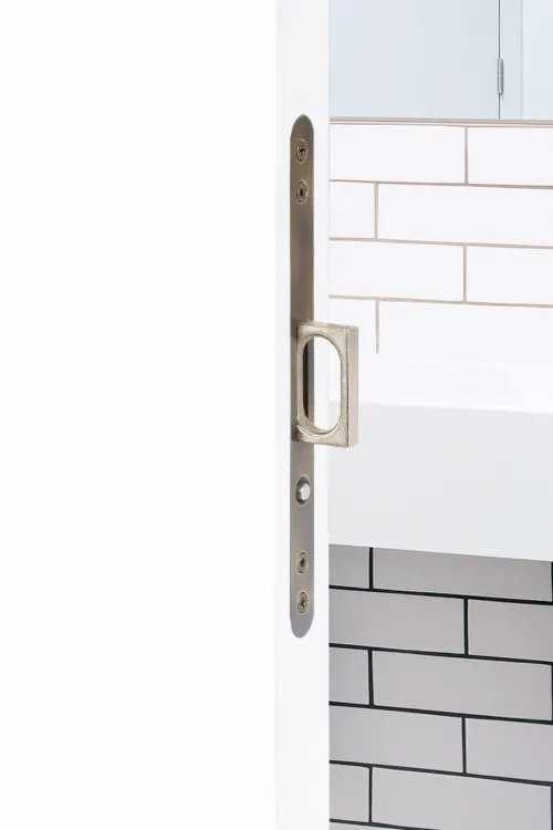 Leading edge pop out pull handle 